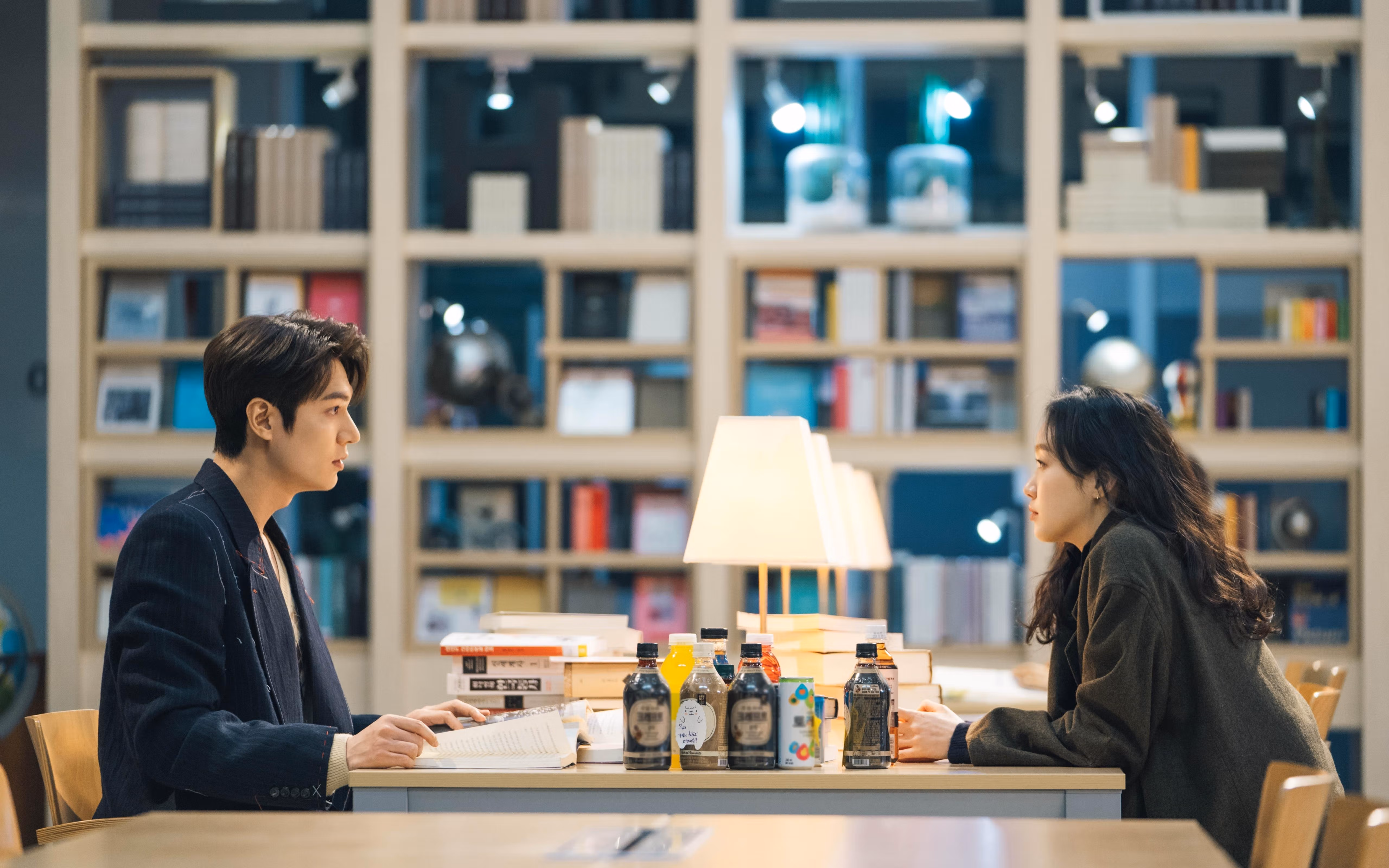 AIYOUXI.COM-战术创新：欧冠赛场上的“智谋之战”，欧冠战术分析