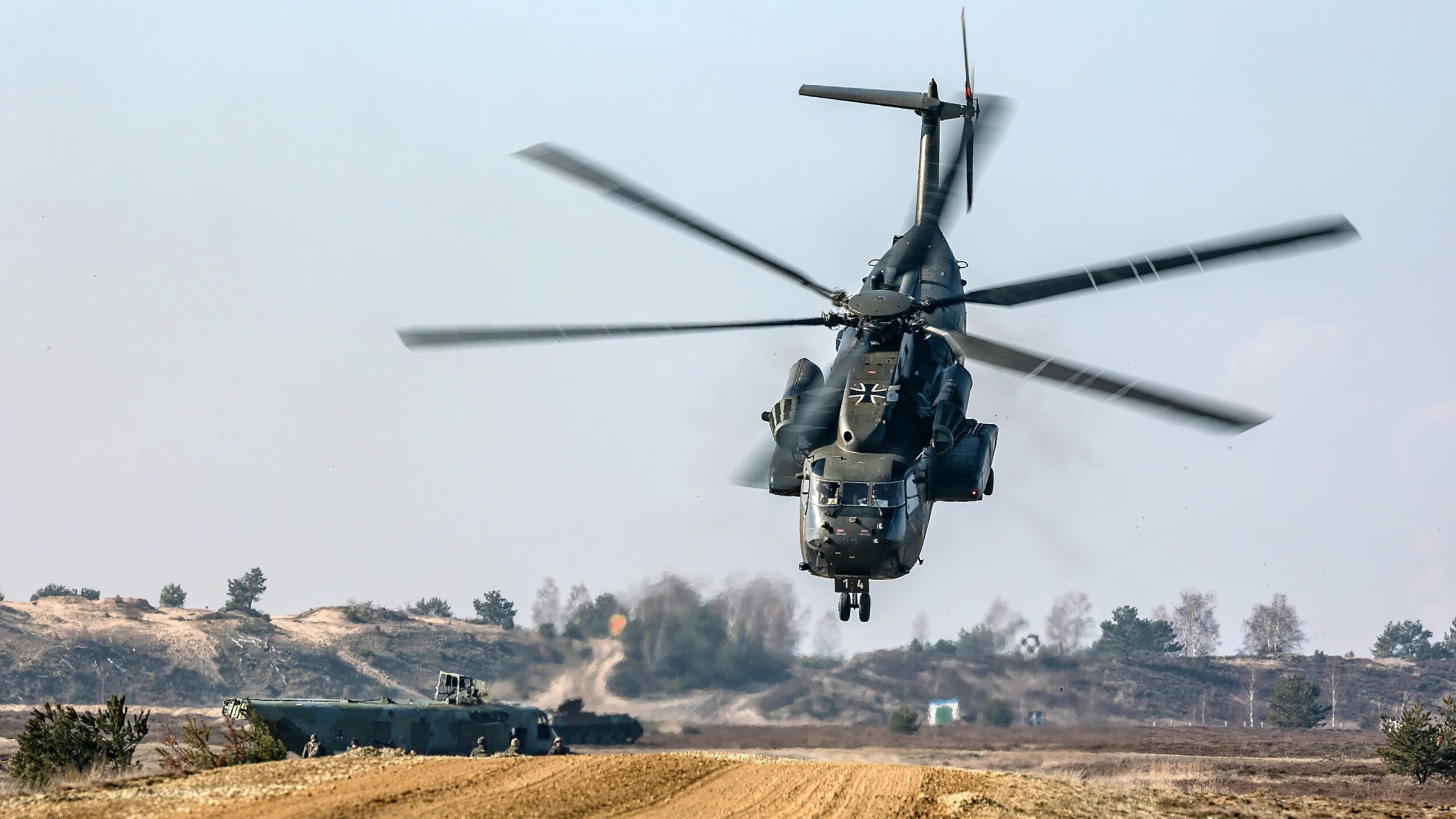 足球医学研究中心揭牌投入使用，足球学院