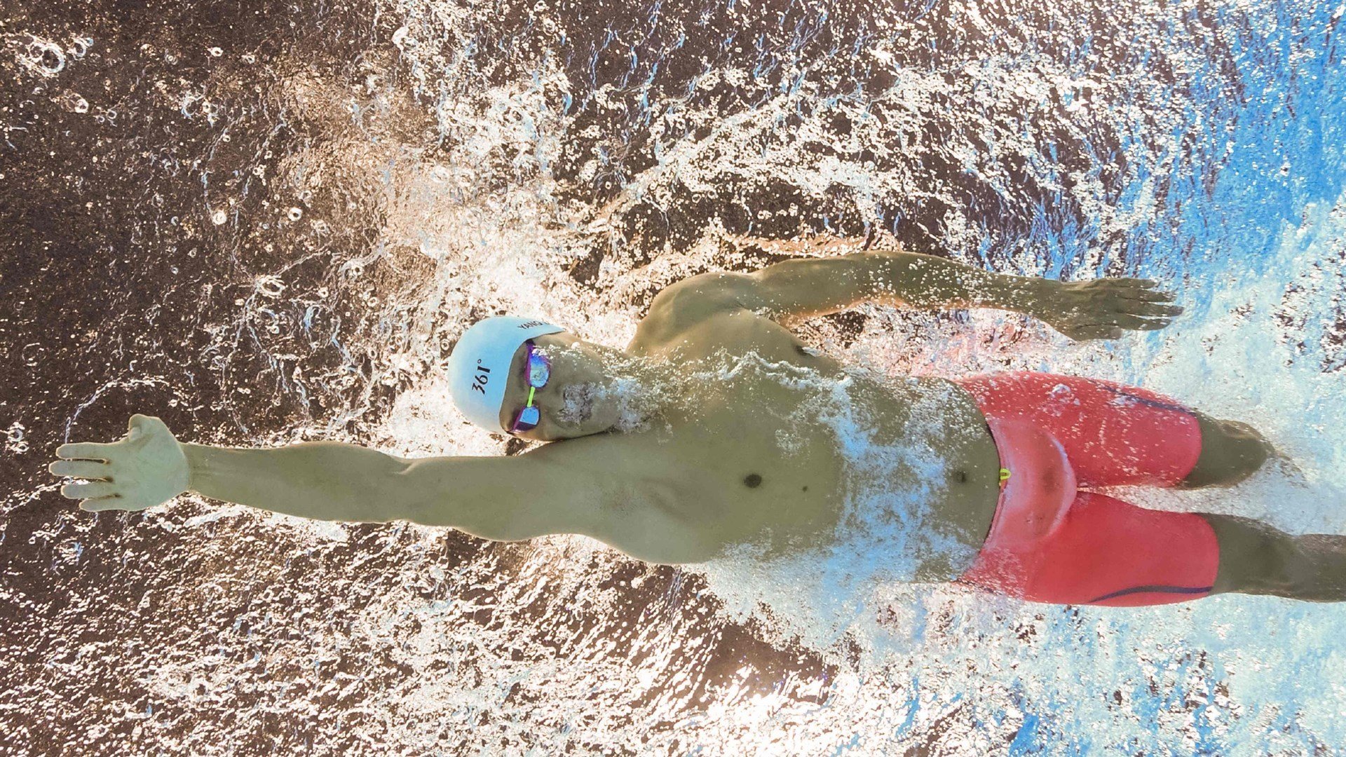 突发滑雪赛事中滑道结冰引发连环摔,滑雪场结冰正常吗