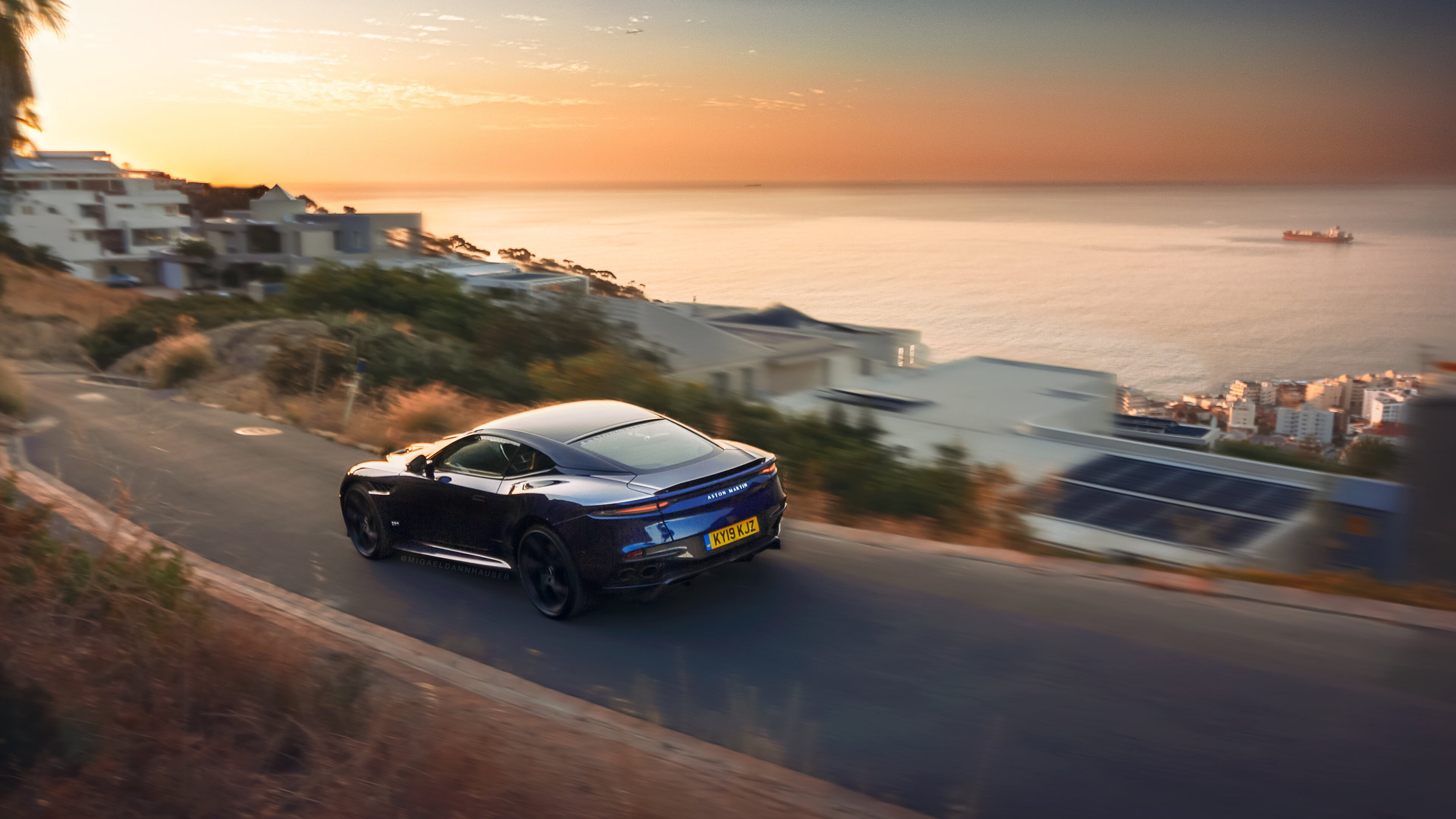 突发滑雪赛事中滑道结冰引发连环摔,滑雪场结冰正常吗