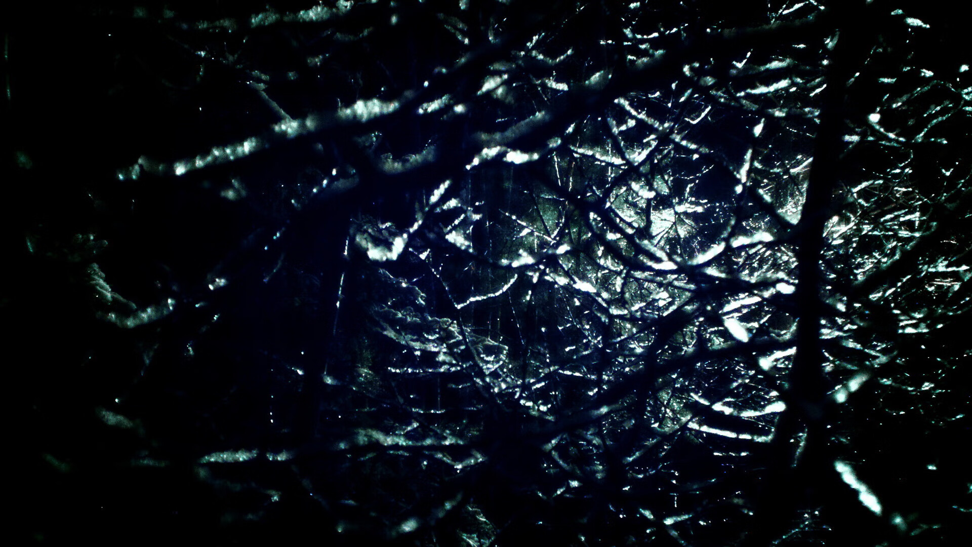 赛场竞争激烈，球员奋发拼搏争夺冠军，争冠球队